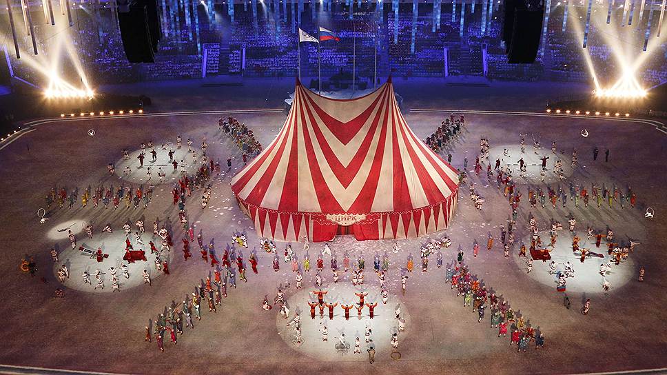 На сцену выходят артисты цирка, гимнасты, жонглеры и клоуны. Под музыку Шостаковича они возводят в центре огромное красно-белое шапито