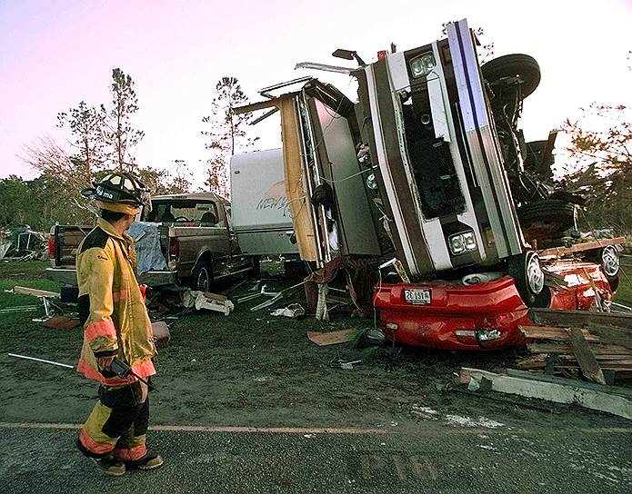 1998 год. В результате торнадо в штате Флорида (США) погибли 42 человека 