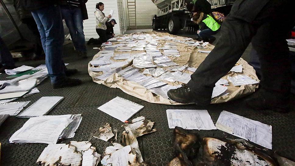 Активисты Майдана обнаружили там сотни различных документов, в том числе досье на лидеров оппозиции, общественных активистов и другие важные документы