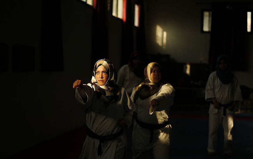 Занятие по карате для палестинских женщин в клубе &quot;эр-Рияди&quot; в Газе