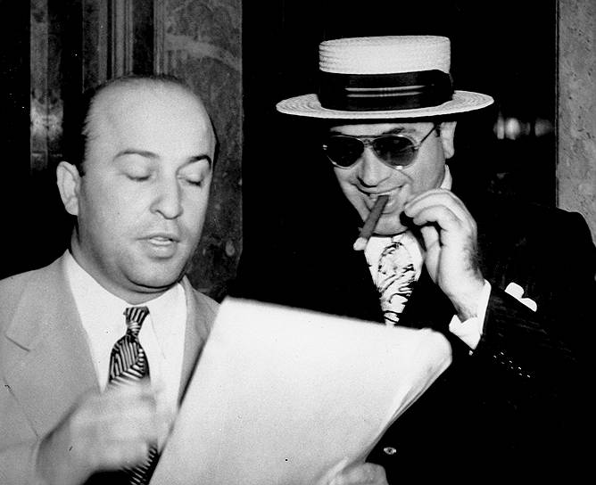 Итальянский мафиози Аль Капоне сделал сигару своим неприменным атрибутом. Он предпочитал кубинские сигары, однако через много лет после его смерти в его честь была названа марка немецких сигарилл