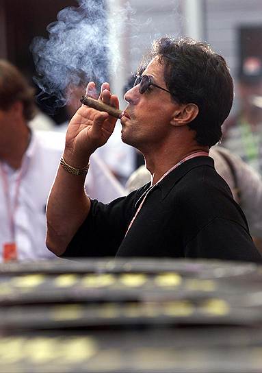 Американский актер Сильвестр Сталоне начал курить сигары после съемок в фильме «Кулак» (1977), так как курение было привычкой его героя.  Тогда сигары как символ власти и престижа ему очень понравились. И, прежде чем окончательно бросить курить, актер два раза переходил с сигар на сигареты и обратно