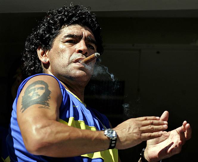 Аргентинский футболист Диего Марадона не расставался с сигарой даже во время тренировок. Привычка сыграла с ним злую шутку — чемпион попал в больницу. Господин Марадона выкуривал по три-четыре сигары в день 
