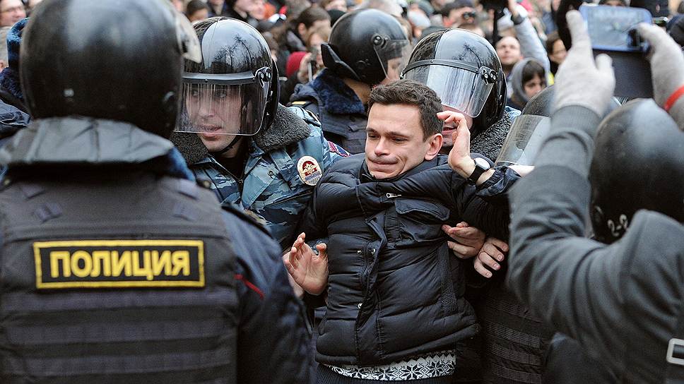 Задержание Ильи Яшина на акции у здания Замоскворецкого суда, где был оглашен вердикт фигурантам дела о беспорядках на Болотной площади 6 мая 2012 года