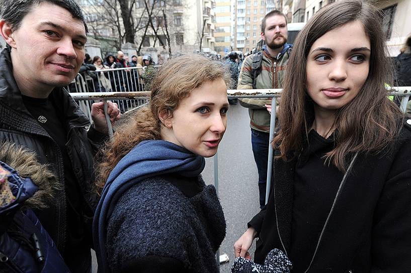 Участницы панк-группы Pussy Riot Мария Алехина (в центре) и Надежда Толоконникова (справа) у здания Замоскворецкого суда