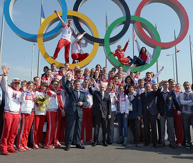 Групповое &quot;фото на память&quot; российских спортсменов с Владимиром Путиным на церемонии закладки аллеи Победителей в Олимпийском парке в Сочи