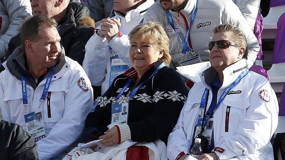 Премьер-министр Норвегии Эрна Солберг (в центре) и кронпринц Норвегии Хокон (во втором ряду справа) во время лыжных соревнований