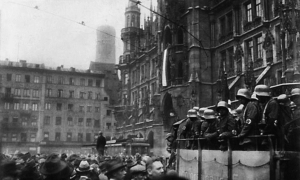 1924 год. Председатель Национал-социалистической немецкой рабочей партии Германии Адольф Гитлер осужден на пять лет тюрьмы за «Пивной путч»