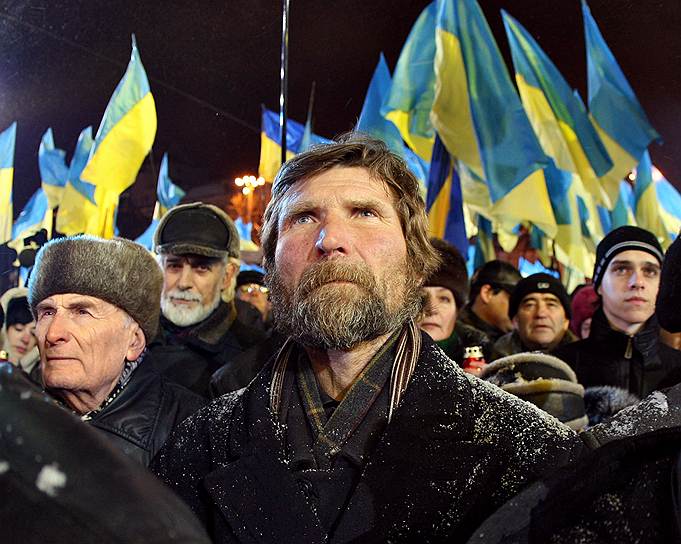 17 декабря 2013 года, в разгар протестных акций в Киеве и других городах Украины, Виктор Янукович посетил Москву, где провел переговоры с президентом России Владимиром Путиным. В результате были заключены соглашения о существенной скидке на поставки российского газа Украине и инвестиции $15 млрд средств Фонда национального благосостояния в украинские ценные бумаги. После событий на Майдане 16–23 февраля, в ходе которых погибли около 80 человек, Виктор Янукович покинул Киев. Его местонахождение остается неизвестным