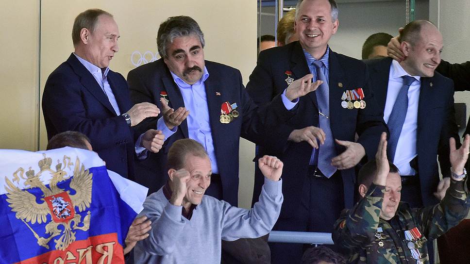 Президент России Владимир Путин (слева) с ветеранами войны в Афганистане во время матча группового этапа по хоккею между сборными России и США