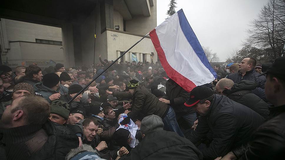 «Слава Украине, героям слава!», — скандируют сторонники Евромайдана