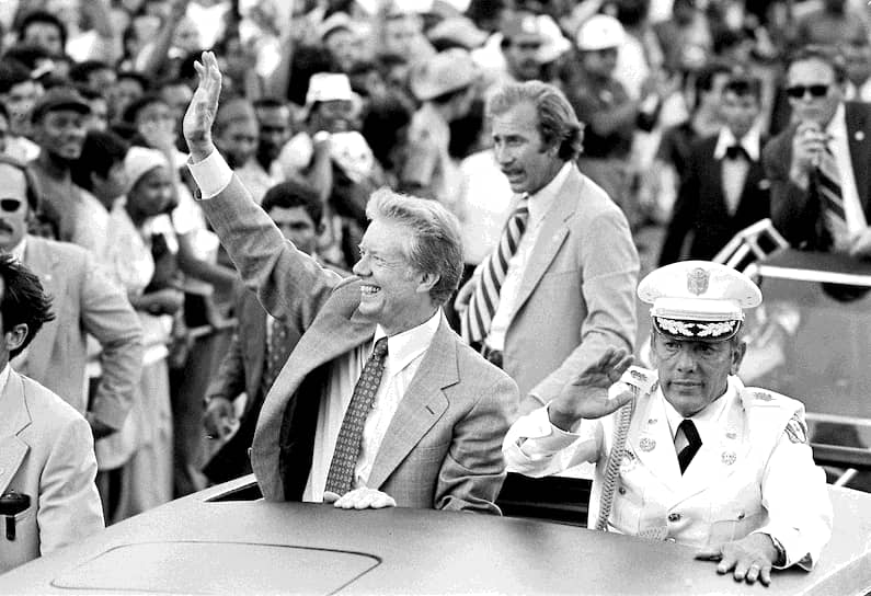 Руководитель Панамы Омар Торрихос (на фото с президентом США Джимми Картером) погиб в авиакатастрофе 31 июля 1981 года. Спустя два года причиной катастрофы была признана ошибка пилота. Однако семья погибшего президента обвинила во всем ЦРУ