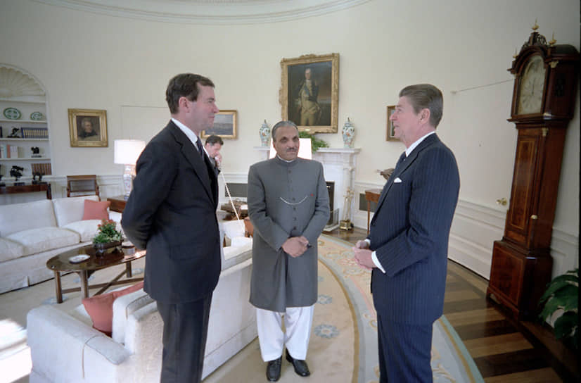 Президент Пакистана (с 1978 по 1988 год) Мохаммад Зия-уль-Хак (на фото в центре) погиб 17 августа 1988 года, не долетев до Исламабада. Причина катастрофы осталась неизвестна 