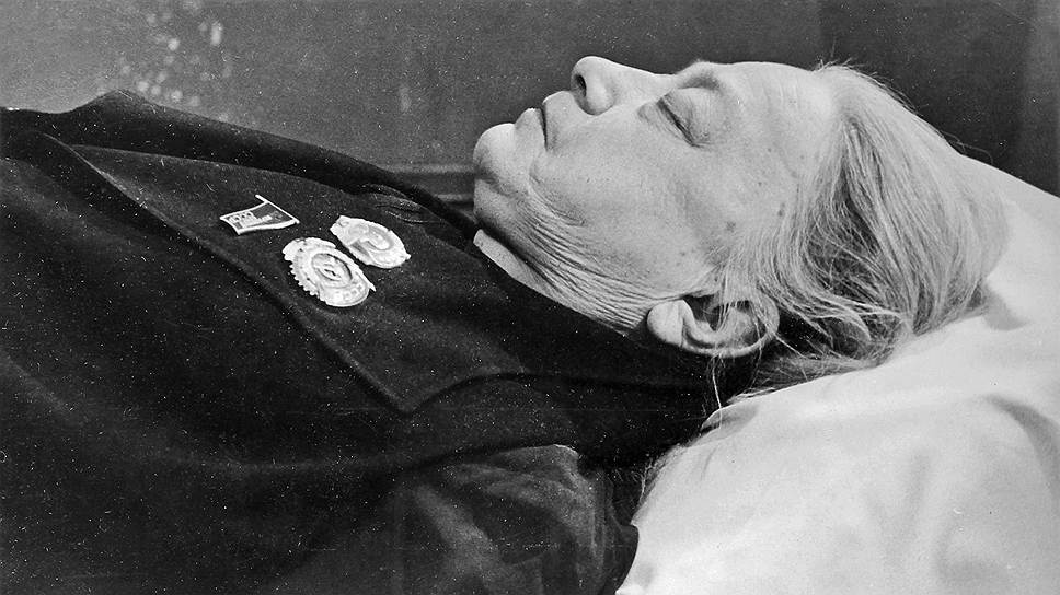 Смерть Крупской многие историки считают достаточно загадочной. Днем 24 февраля 1939 года к ней приехали друзья. Вечером того же дня она почувствовала себя плохо. Вызванный врач приехал только через три часа, поставил диагноз «острый аппендицит-перитонит-тромбоз», однако оперировать не стал. Спустя три дня Крупская умерла, как вспоминают близкие, в жутких мучениях   