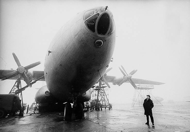 1965 год. Первый полет транспортного самолета Ан-22 («Антей»)