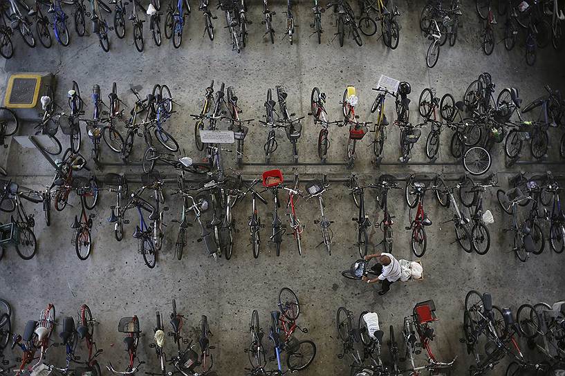 Стоянка велосипедов у железнодорожного вокзала в Сингапуре