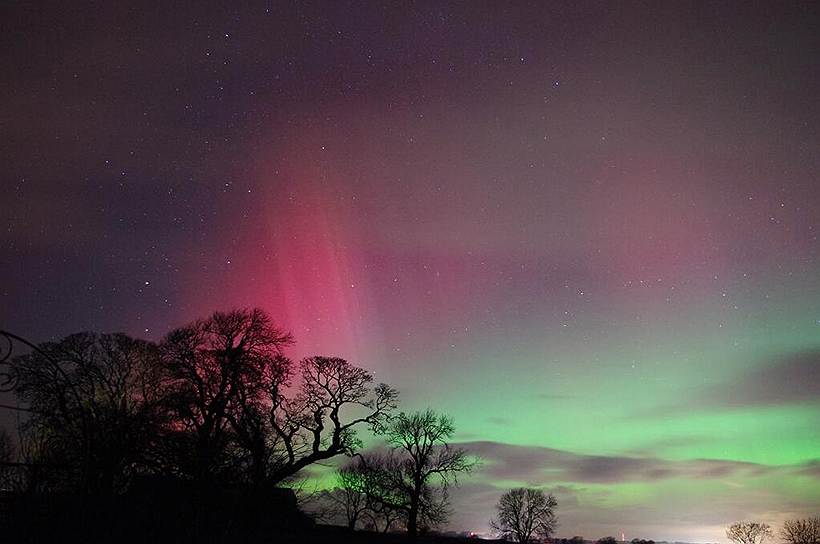 Полярное сияние в ночном небе графства Камбрия на северо-востоке Англии