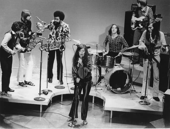 4 октября 1970 года американская рок-певица Дженис Джоплин была найдена мертвой в гостинице «Лэндмарк Мотор». Экспертиза показала большую дозу опиатов в ее крови, однако в номере отеля наркотики найдены не были. В прессе долгое время циркулировали слухи об убийстве певицы