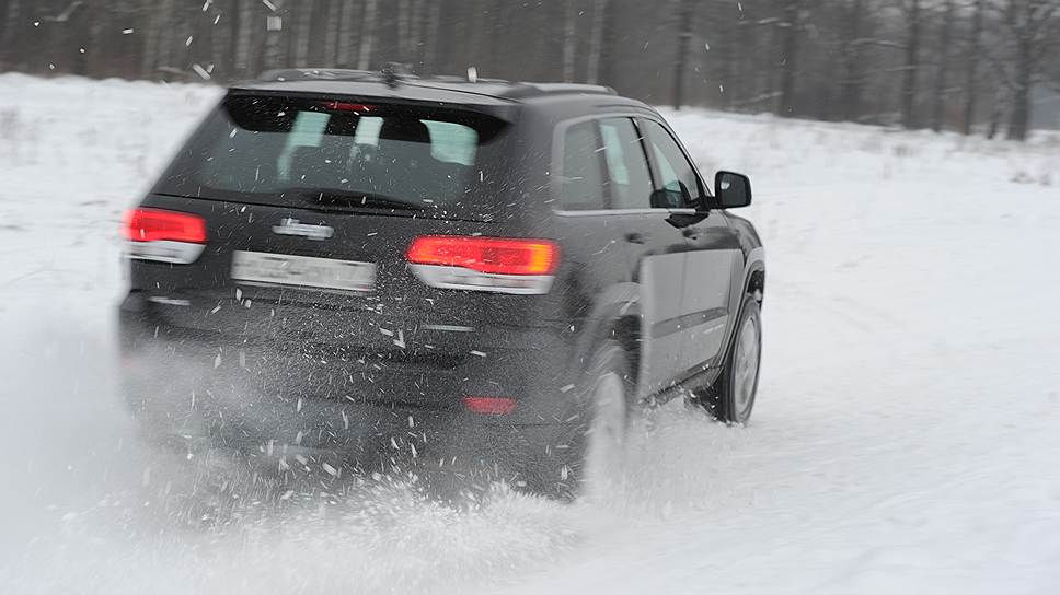 В рыхлом снегу машина гораздо увереннее себя чувствует в режиме «Rock, движение по камням», нежели «Snow» или «Auto»