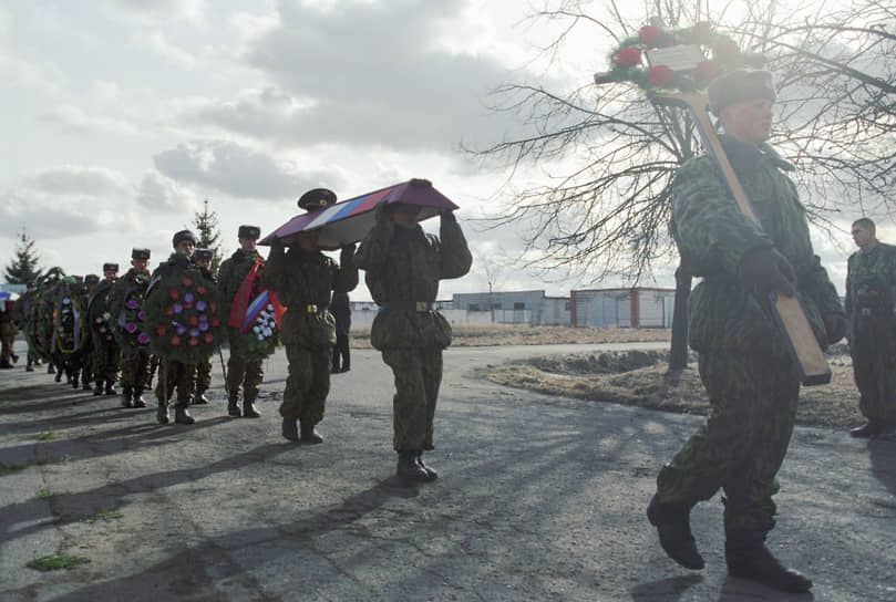 2000 год. В бою с чеченскими боевиками возле высоты 776 под Аргуном погибла 6-я рота псковских десантников. Из 90 военных выжили шесть человек. По некоторым оценкам, им противостояли примерно 2,5 тыс. боевиков