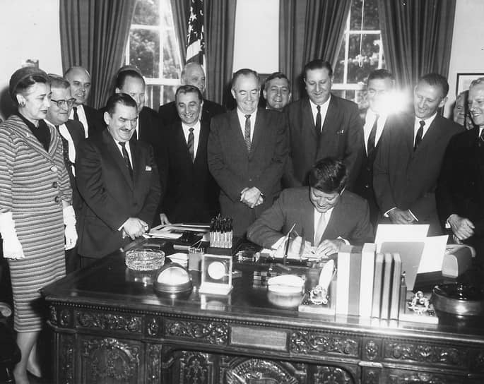 1961 год. Президент США Джон Кеннеди (в центре) объявил о создании Корпуса мира — гуманитарной волонтерской организации, призванной помогать нуждающимся странам 