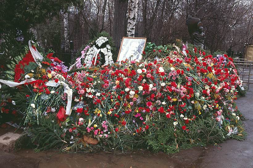 1995 год. В Москве в подъезде собственного дома убит телеведущий Владислав Листьев