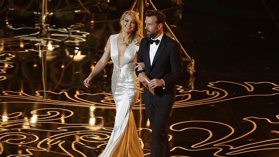 Актеры Кейт Хадсон и Джейсон Судейкис вручают «Оскар» лучшим короткометражным фильмам этого года — «Гелию» Андерса Уолтера и Ким Магнуссон и «Леди в номере 6» Малькольма Кларка