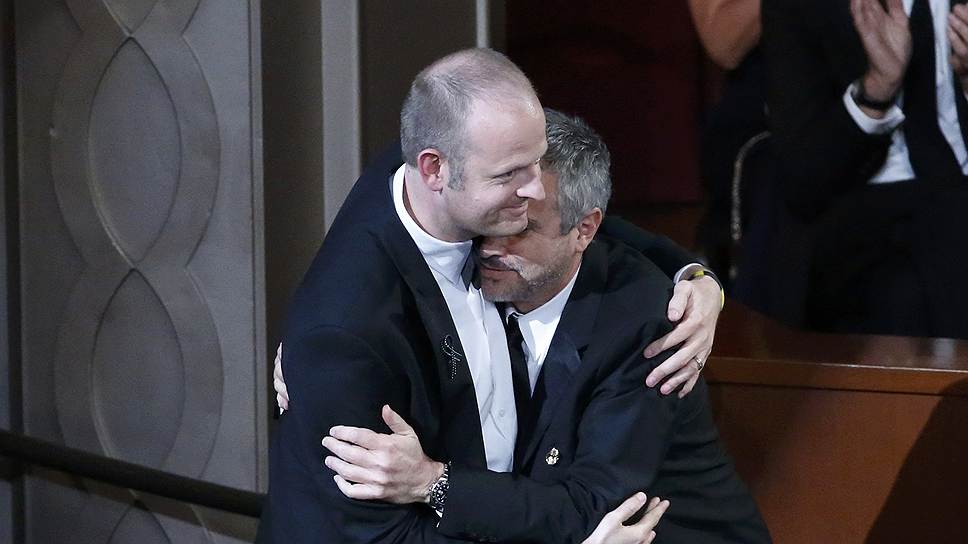 Режиссер «Гравитации» Альфонсо Куарон (справа) и монтажер Марк Сэнгер радуются победе фильма в номинации «Лучший монтаж» (всего картина взяла семь статуэток «Оскар»)