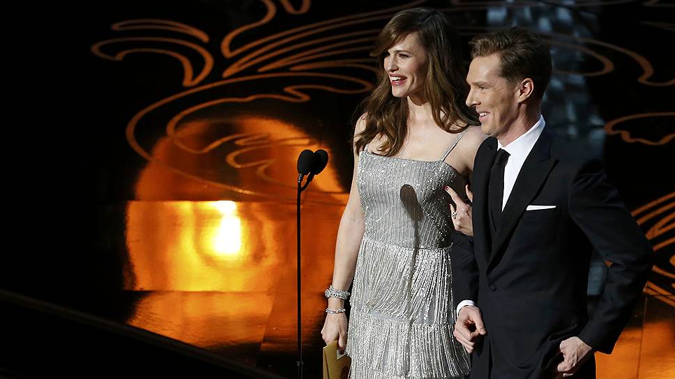 Актеры Дженифер Гарнер и Бенедикт Камбербетч объявляют лауреата номинации «Лучший художник» — «Великий Гэтсби»