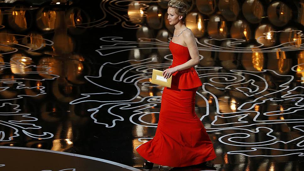 Актриса Дженнифер Лоуренс выходит на сцену, чтобы объявить победителя в номинации «Лучший актер». Статуэтку получит Мэттью МакКонахи за «Далласский клуб покупателей»