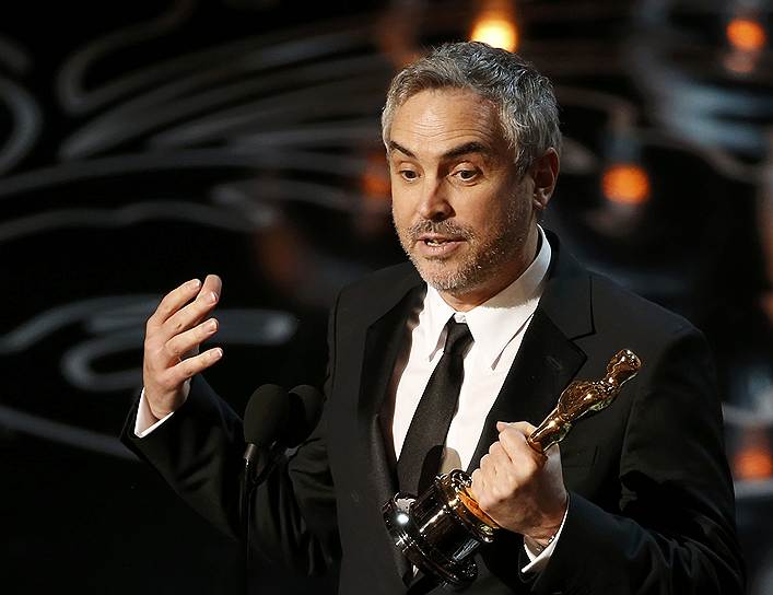 Победитель в номинации «Лучшая режиссура» Альфонсо Куарон выступает с благодарственной речью