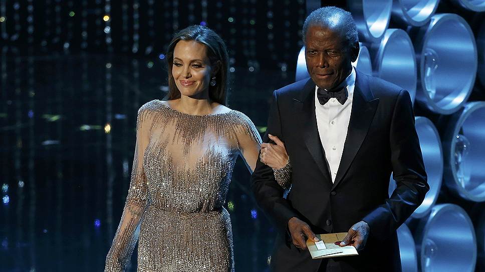 Актеры Анджелина Джоли и Сидни Пуатье награждают лучшего режиссера этого года. Им признан Альфонсо Куарон, «Гравитация»
