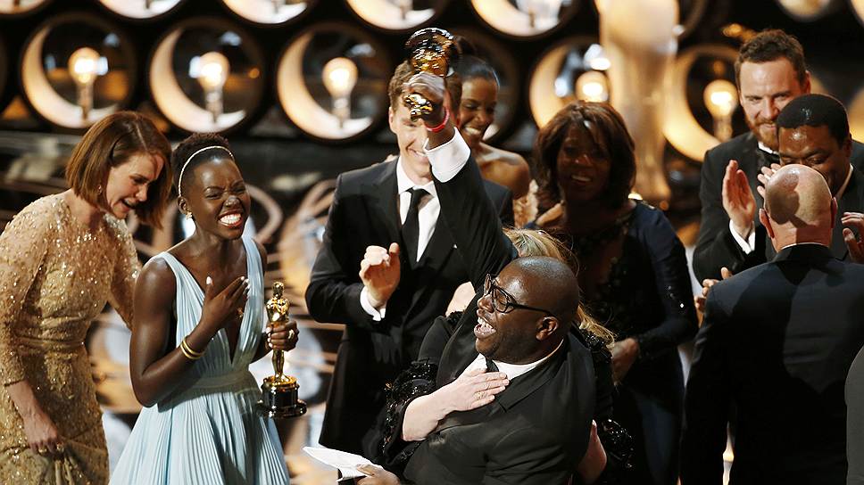 Съемочная группа «12 лет рабства» радуется получению главной награды церемонии — «Оскара» за лучший фильм года