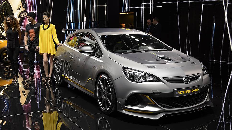 Новая Astra OPC Extreme стала значительно легче засчет примерения деталей из карбона. Даже колесные диски сделаны из углепластика. Поскольку двухлитровый турбомотор развивает более 300 л.с., о максимальной скорости такой Astra можно только догадываться