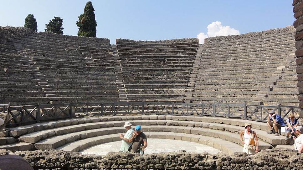 В 2008-м в Помпеях объявили чрезвычайное положение сроком на год, тогда взяли верх опасения за сохранность памятника и жизни туристов. Правительство распорядилось организовать новую реставрацию древнего комплекса и построить музей для помпейских находок

