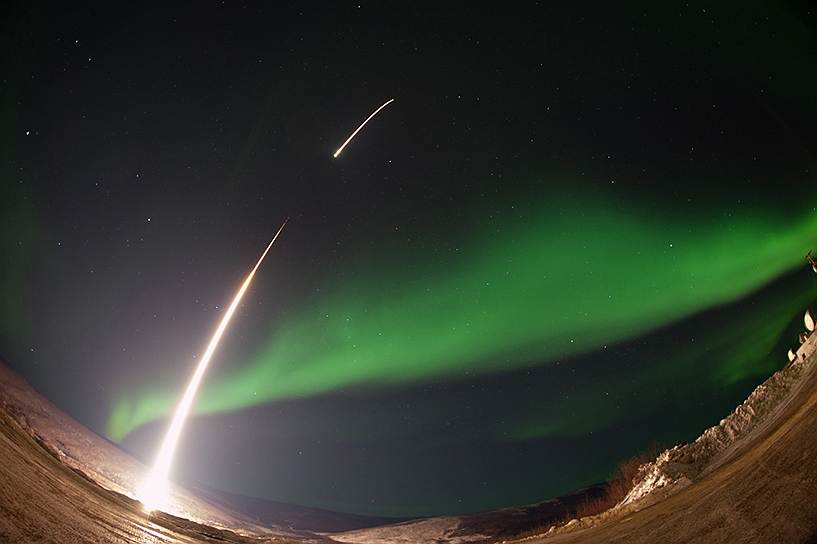 Запуск исследовательской ракеты NASA в полярное сияние на Аляске