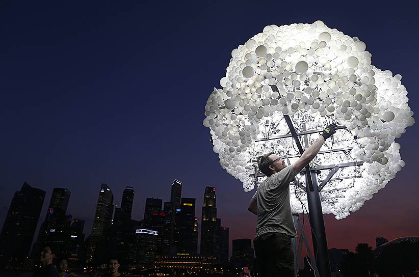 Инсталляция «ОБЛАКО» канадского художника Уэйна Гаррета, сделанная из пяти тысяч лампочек, установленная на набережной в Сингапуре в рамках подготовки к фестивалю «i Light Marina Bay»