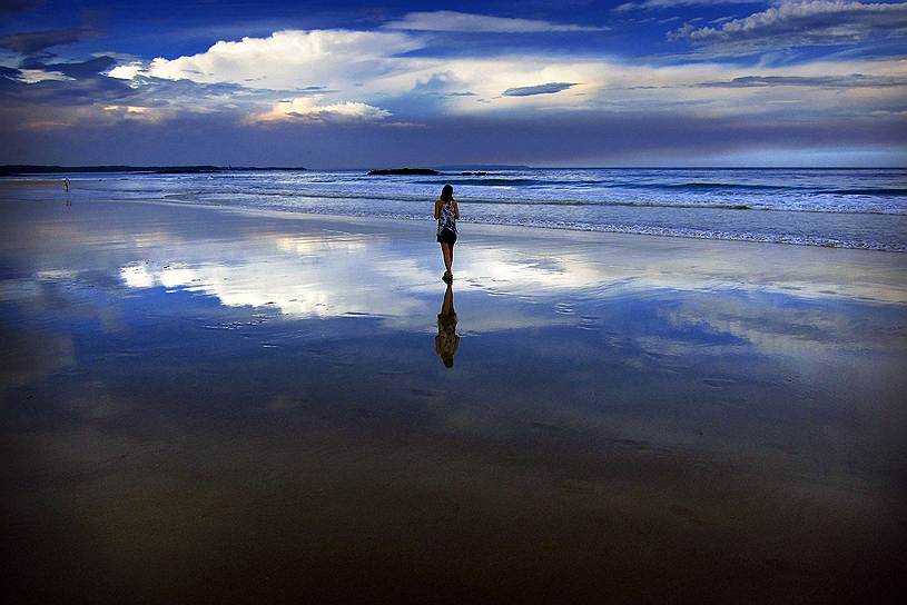 Девушка на пляже в австралийском Моллимуке