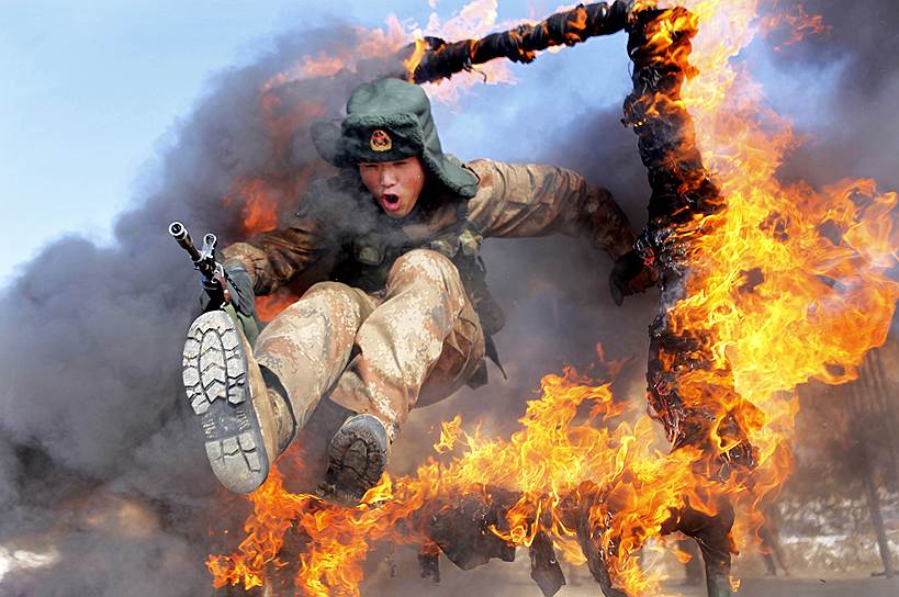 Китайский солдат во время тренировки в Хэйхэ, провинция Хэйлунцзян