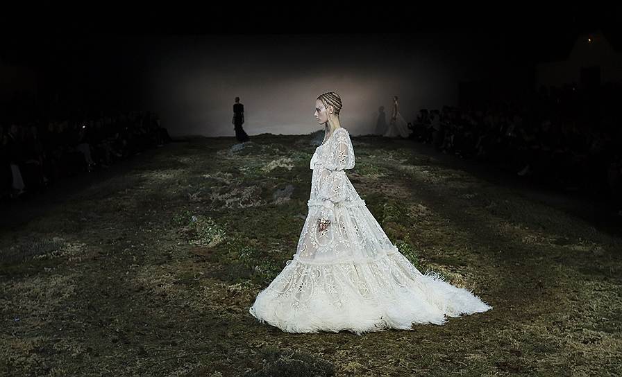 Показ осенне-зимней коллекции готового платья дизайнера Сары Бертон для модного дома Александра Маккуина на неделе моды в Париже