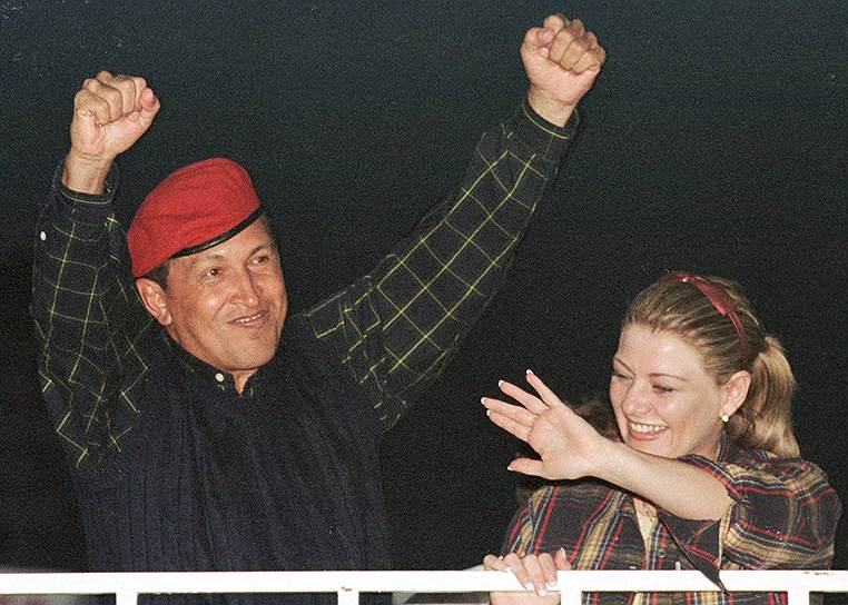 «Я жую листья коки каждое утро – и посмотрите на меня!»
&lt;br>Чавес был женат два раза. Первая жена, Нэнси Колменарес, ушла от него в 1992 году. Его второй супругой стала журналистка Марисабель Родригес Оропеса (на фото), сопровождавшая его на выборах. Они разошлись в 2002 году. От двух браков у Уго Чавеса четверо детей