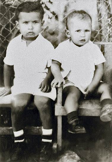 «Быть богатым плохо, это бесчеловечно»
&lt;br>Уго Чавес (на фото справа) родился в бедной семье в 1954 году. Его родители Уго де Лос Рейес Чавес и Елена Фриэс — сельские учителя, жившие в местечке Сабанета на юго-востоке страны. А прадед, генерал Педро Перес Дельгадо по прозвищу Маисанта, прославился тем, что в 1914 году поднял восстание против диктатора Хуана Висенте Гомеса. Кроме того, среди предков Уго Чавеса были индейцы и африканцы. В Венесуэле таких называют «индеос» и противопоставляют представителям элиты с более светлой кожей
&lt;br>На фото с братом Аданом