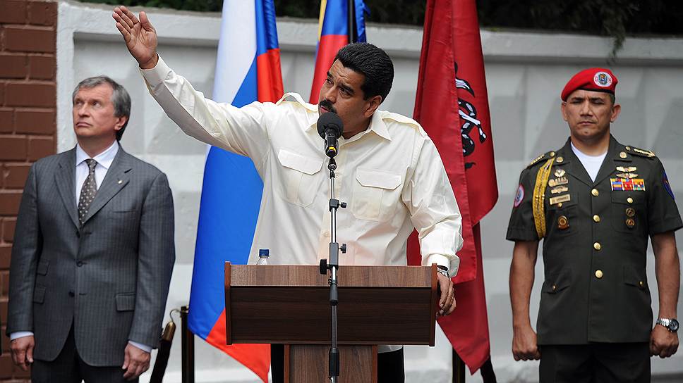 В июле 2013 года в Москве была открыта улица Уго Чавеса. На церемонию приехал преемник Чавеса, нынешний президент Венесуэлы Николас Мадуро, а также глава «Роснефти» Игорь Сечин (на фото слева)