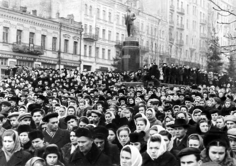 Формально Сталина хоронили дважды. Второй раз в ночь с 31 октября на 1 ноября 1961 года у Кремлевской стены, заслонив место захоронения щитами из фанеры. Красная площадь всю ночь была оцеплена военными. Сталин уже был разоблачен съездом, а в стране не оставалось людей, не понимавших, что происходило
