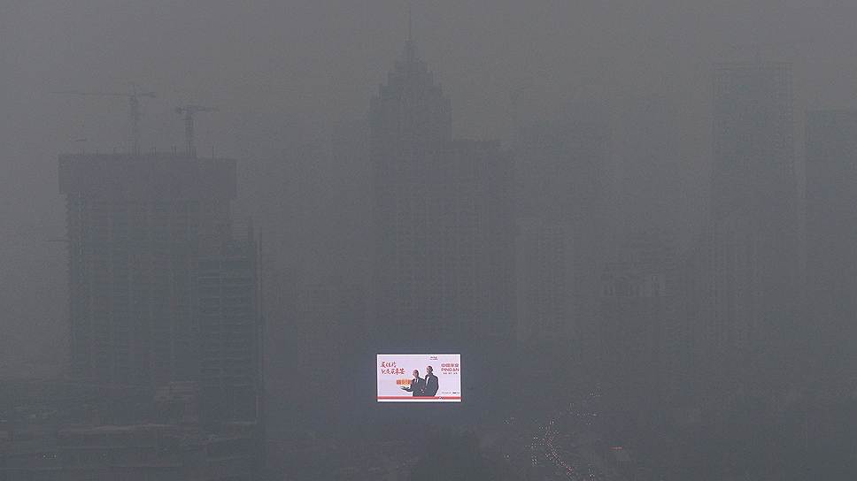От экологической ситуации сегодня зависит и распорядок жизни китайцев. В зависимости от уровня концентрации смога и дыма в воздухе решается, будут ли открыты школы, а также расписание движения общественного транспорта 