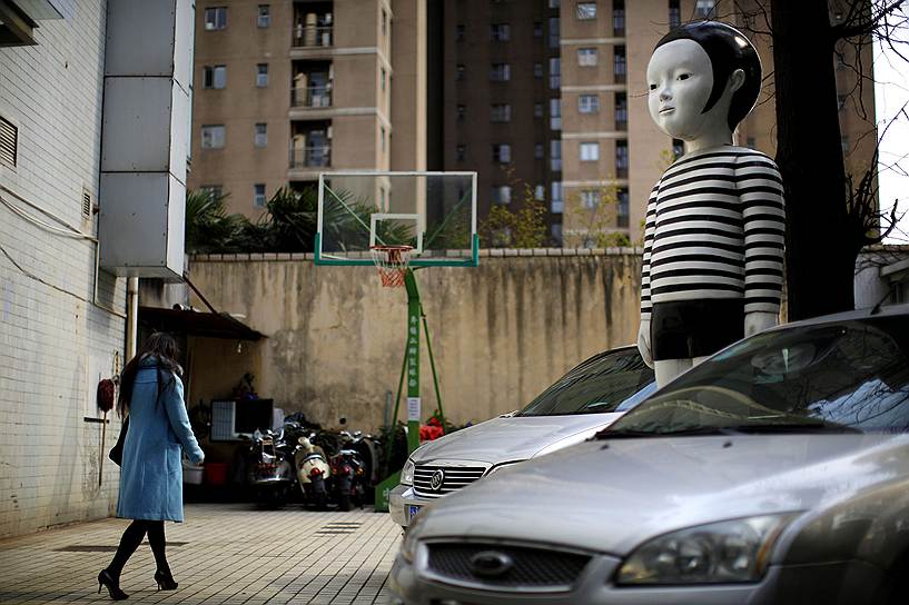 Гигантская кукла, установленная на парковке в центре Шанхая