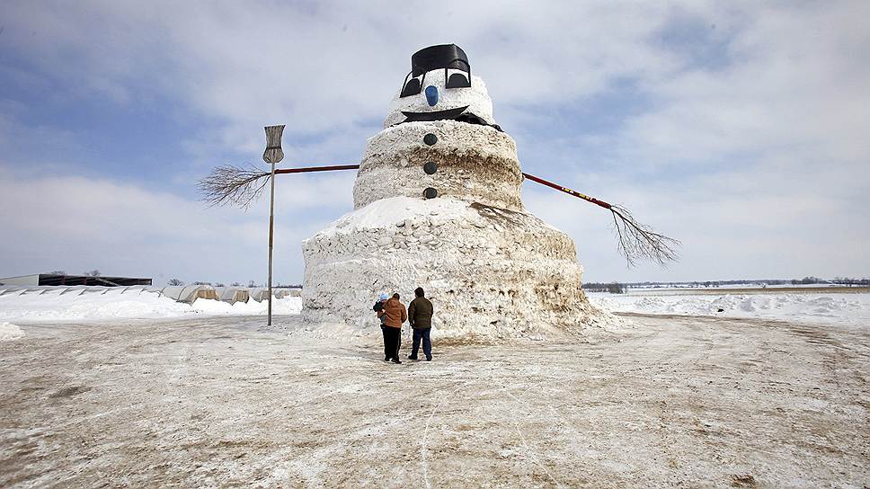 50-футовый снеговик &quot;Дедушка&quot;, сооруженный фермером Грегом Новаком в Гилмэне, штат Миннесота