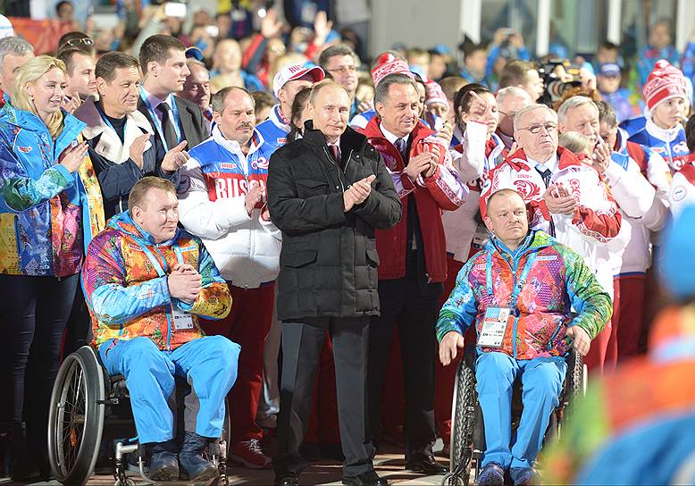 Владимир Путин во время посещения горной Паралимпийской деревни Сочи-2014