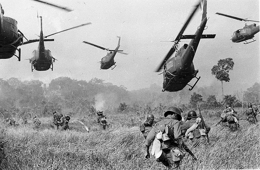 В марте 1965 года президент США Линдон Джонсон принял решение об отправке во Вьетнам воинского контингента. Состоявший вначале из двух батальонов морской пехоты, охраняющих аэродром Дананг, к концу года американский контингент вырос до 185 тыс. человек