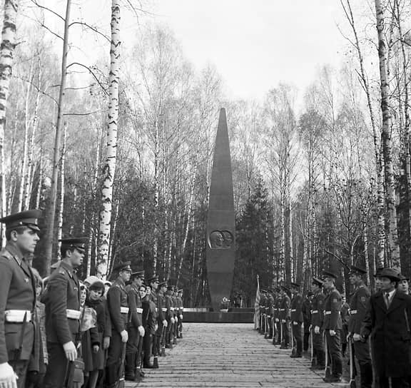 17 октября 1975 года, спустя семь лет после трагедии, на месте гибели Гагарина и Серегина был открыт обелиск высотой около 16 м, выполненный из гранита в виде крыла самолета